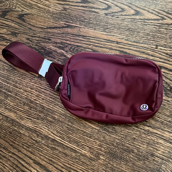 Lululemon Everywhere Belt Bag - Picture 2 of 3